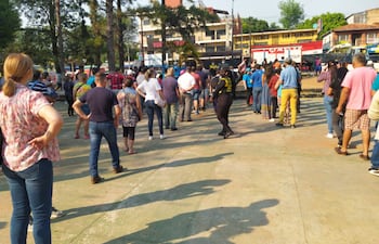 Desorganización y aglomeración en Capiatá en venta de tarjetas del billetaje electrónico.