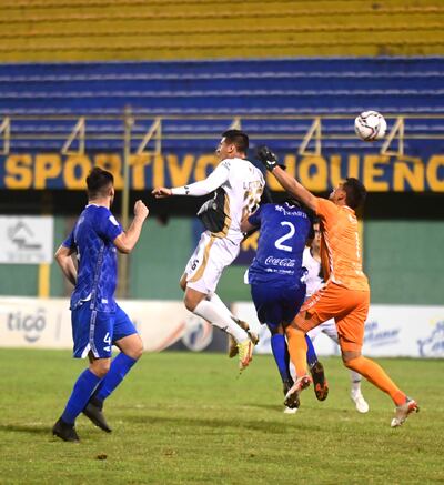 Lucas González cabecea el balón y gol de Tacuary entre Gustavo Giménez   y el error de Luis Ojeda.