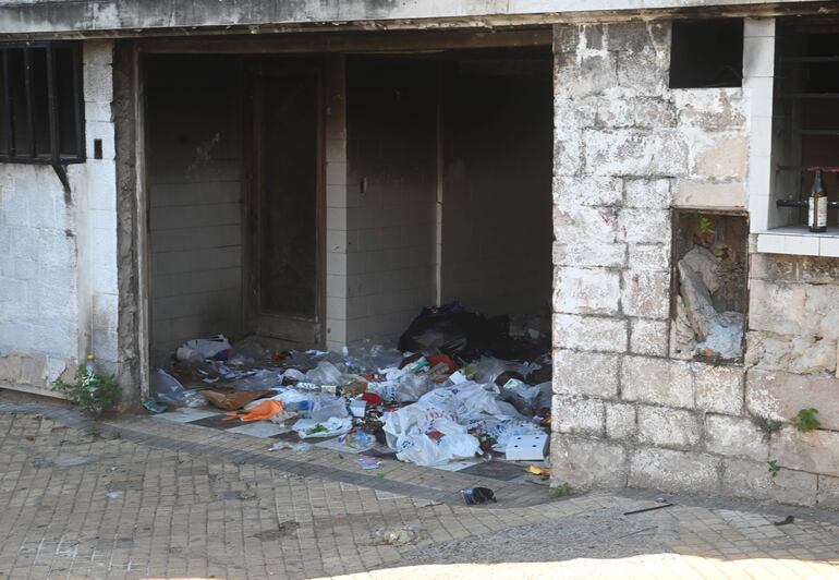 Este inmueble ubicado en Herrera casi Tacuary, presenta un estado deplorable con acumulación de basura.