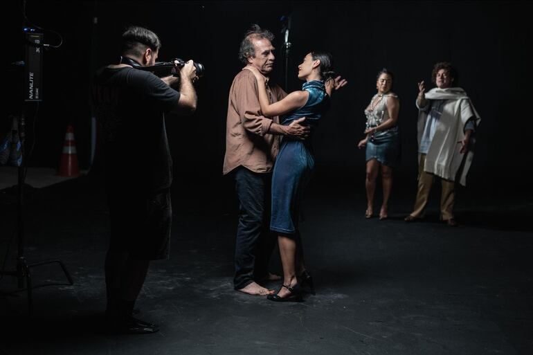 Guten dirigiendo y haciendo cámaras para este nuevo videoclip protagonizado por Héctor Silva y Salma Vera. De fondo Jenni y Migue ofreciendo su arte.