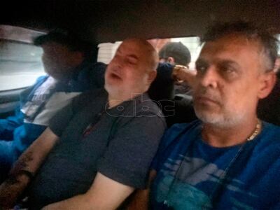 El excandidato a la presidencia de la República, Paraguayo Cubas, dentro de una patrullera de la Policía Nacional.