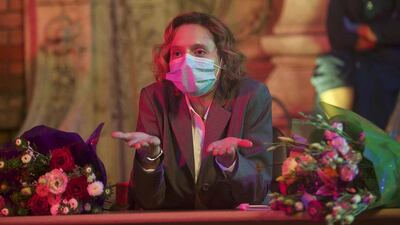 Imagen de la película rumana "Bad luck banging o loony porn". El filme incorpora en sus escenas el uso del tapabocas.