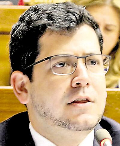 Raúl Latorre, titular de la Comisión Permanente, señaló que Honor Colorado definirá hoy su posición sobre los pedidos de interpelación.