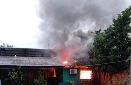El fuego se propagó con fuerza por la casa.