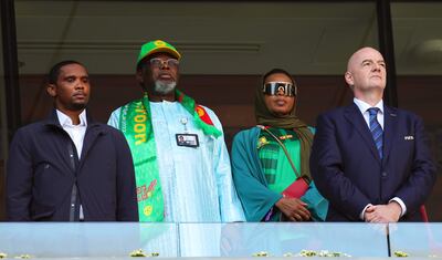 Samuel Eto'o (i) compartió palco con el presidente de la FIFA, Gianni Infantino, durante el partido Camerún vs. Suiza, en el Mundial de Qatar.