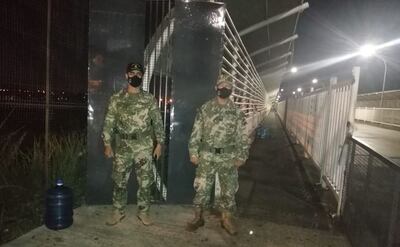Fuerzas Armadas custodian la entrada al país por Ciudad del Este. Hay una disminución en la llegada de personas.