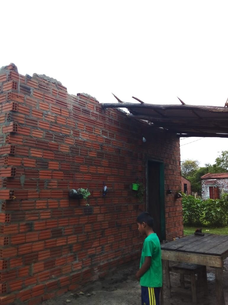 Casas destechadas, caída de árboles y columnas es el resultado del temporal de ayer.