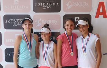 Catalina Delmás y Zoe Doldán (d) son campeonas en dobles 14 años.