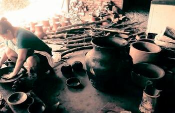 La artesana Celeste Escobar, aprendiz del ñai’upo, gestora comunitaria y secretaria del Colectivo Alfarero.