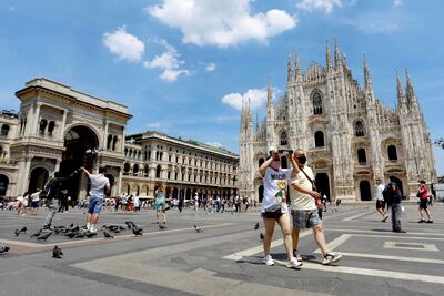 Personas caminando en el centro de Milán, ayer, domingo.