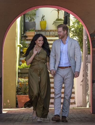 El Príncipe Harry (2-L) de Gran Bretaña, el Duque de Sussex y Meghan (L), la Duquesa de Sussex dan un paseo público por el colorido y multicultural vecindario de Bo-Kaap en Ciudad del Cabo, Sudáfrica, 24 de septiembre de 2019.