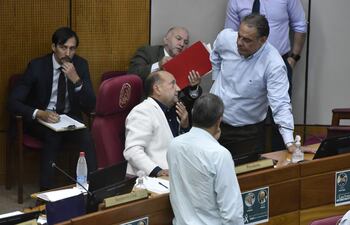 El senador Hugo Richer (FG), presidente de la comisión de Legislación conversa con el presidente del Senado, Óscar "Cachito" Salomón.