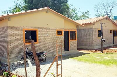 Estas son dos viviendas construidas en Limpio por la constructora Ger. Com. de Esteban Gertopan, tras ser contratado por el SAT de Verónica Natalia Ojeda Castelli a fines del 2018.