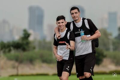 Ahijado y padrino y delanteros de dos generaciones distintas. Julio César Enciso (17 años) y Óscar "Tacuara" Cardozo (38 años)