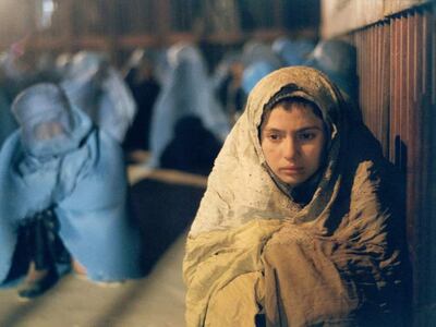 La película afgana "Osama" narra el drama de una familia, conformada en su totalidad por mujeres, que recurre a disfrazar a una niña de varón para poder subsistir.