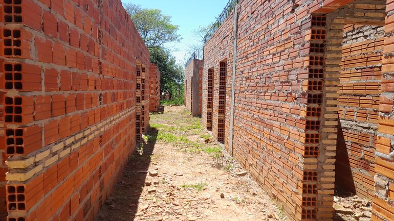 El pasillo que tendría que haber sido de la unidad de salud familiar abandonada en Yhakã.