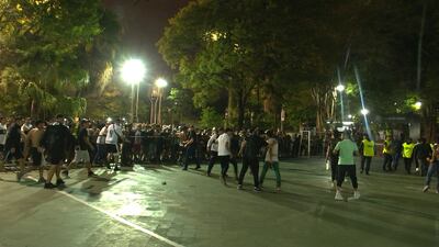 Los integrantes de La Barra 79 apretando al plantel de Olimpia.