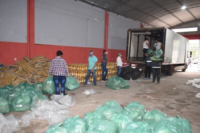 Pescadores de Ayolas reciben kits de víveres para hacer frente a crisis.