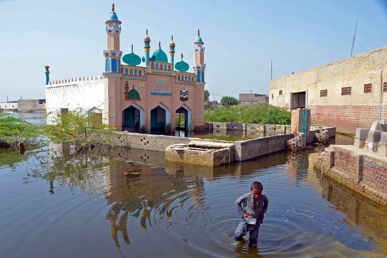 Un niño camina en una zona inundada en Jaffarabad, en la provincia paquistaní de Balochistán.