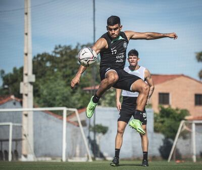 Acrobática acción de Marcos Gómez (21) en el entrenamiento franjeado, en la Villa.