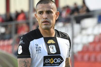 Víctor Hugo Ayala Núñez (35), mediocampista de Tacuary.