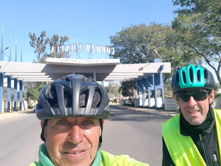 Amigos que pedalean desde Toledo, Buenos Aires, hasta J. Augusto Saldívar.