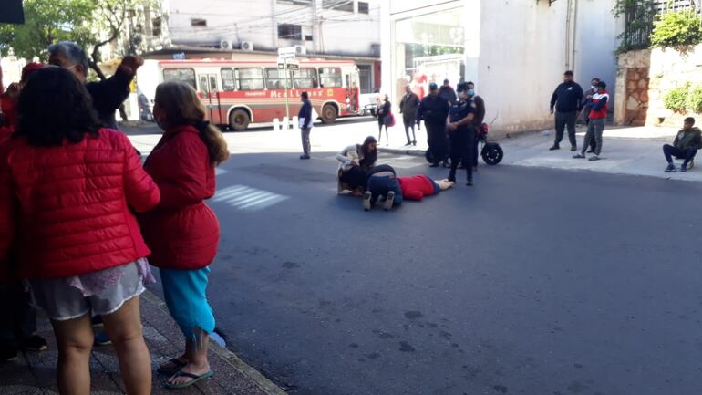 Las personas se movilizaron tras el choque. (gentileza).