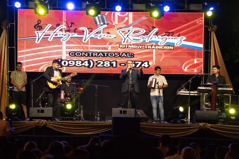 El grupo de Hugo Vera ocupando el escenario de la Serenata a Caazapá.