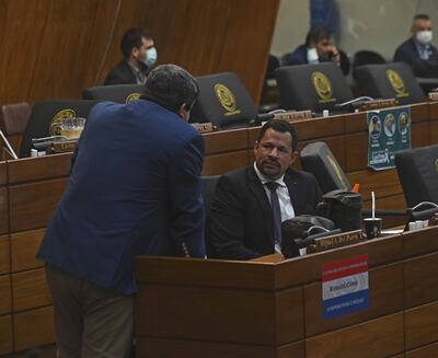 El diputado Ever Noguera (Añetete), imputado por el caso vaso de leche conversa con Ulises Quitana (ExAñetete) acusado por lavado.