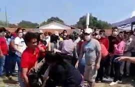 Dos mujeres se trenzaron a golpes en una incidentada votación interna de la ANR en Nueva Asunción, donde también fue escrachado el diputado “Bachi” Núñez.