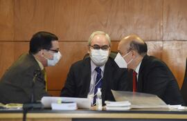 Los magistrados Wilfrido Peralta, Héctor Fabián Escobar y Carlos Hermosilla, resolvieron suspender el juicio previsto para hoy, por falta de conexión.