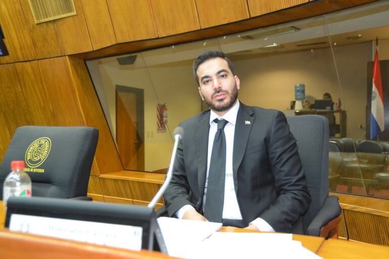 Juan Manuel Ayala Acevedo, de 27 años, el nuevo diputado por Pedro Juan Caballero, asumió en reemplazo de su tío, el fallecido Robert Acevedo.