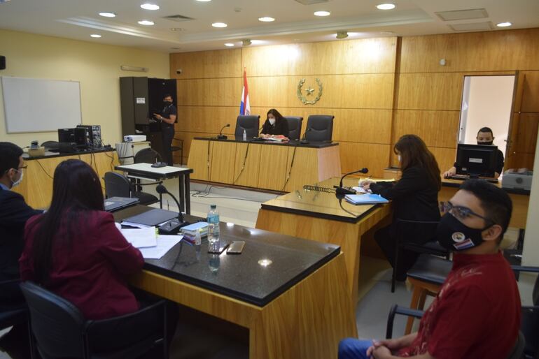 Nelson Maciel, el joven querellado,al fondo la jueza Eva Silva.