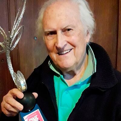 Fernando “Pino” Solanas con el Panambí honorífico del Festival Internacional de Cine de Asunción.