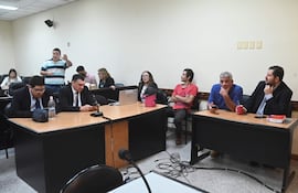 El dirigente liberal Stiben Patrón (de pie), momento antes de recusar a dos miembros del Tribunal de Sentencia por vínculos con el Partido Colorado.