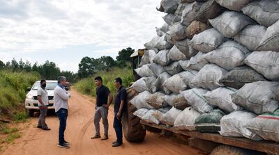 Los detenidos Roberto Carlos Paniagua Villar (18)  y   Hernán Romero Benítez (38) de la compañía  conversan con el fiscal de medioambiente Erico Ávalos.