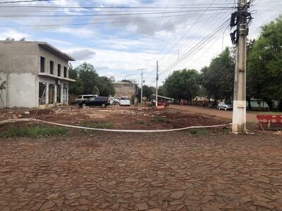 Un sector despejado para la duplicación de la Bernardino Caballero. En el fondo están otros frentistas afectados que aún no contaron la indemnización.