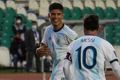 Festejo de Messi y Correa tras el segundo gol de Argentina en la altura de La Paz.
