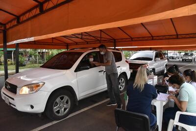 El porcentaje de no vacunados todavía es elevado y en todo el mundo los hospitales están colapsados de antivacunas.