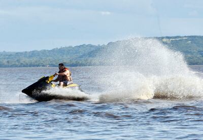 El lago Ypacaraí invita a los amantes de los paseos acuáticos.