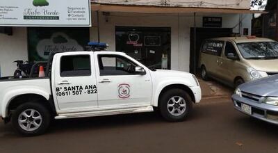 Agentes de la Policía se constituyeron hasta la escena del hallazgo trágico.