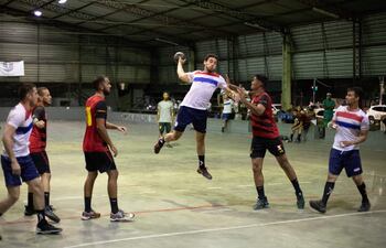 Nelson Martínez remata al arco del Sport Recife, en el amistoso. Paraguay debuta contra Brasil.