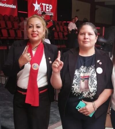 Danna Arias y Ruth Galeano, funcionarias de la Contraloría que le prometieron lealtad a Horacio Cartes mediante un manifiesto.