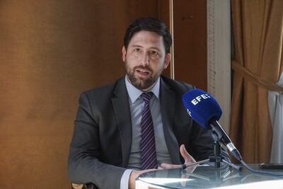 MADRID, 24/07/2024.- El Director Nacional de Proyectos con Financiamiento Externo Bilateral de la Secretaría de Asuntos Estratégicos de Argentina, Matías Mana, en una entrevista con EFE, explicó que Argentina se reafirma en la necesidad de "potenciar la infraestructura" de la industria nacional del hidrógeno para aprovechar el "potencial" que el país tiene de colocarse "en el mapa global de productores y exportadores" de este combustible, y busca para ello financiación europea. EFE/Lydia Hernández
