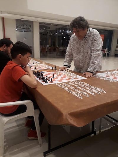 Maximiliano Ibáñez y el Gran Maestro de ajedrez, Zenón Franco, durante su partida ayer en Sajonia, Asunción.