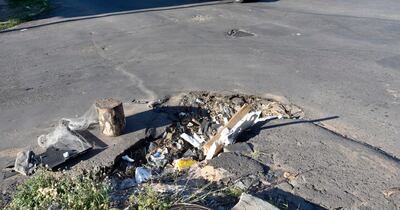 Este enorme bache y destrucción del asfalto en 10ª Proyectada y Estados Unidos.