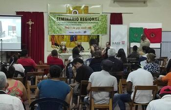 Realizan seminario Regional "Tierra y territorio: escenarios y desafíos para las luchas", con la participación activa de mujeres dirigentes campesinas del Paraguay y del exterior del país.