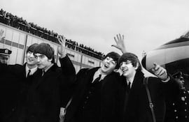 John Lennon, Ringo Starr, Paul McCartney y George Harrison en una foto de 1964, a su llegada al aeropuerto John F Kennedy de Nueva York.