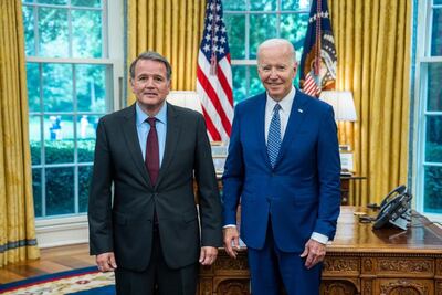 El embajador de Paraguay en los Estados Unidos de América José Antonio Dos Santos Bedoya y el presidente de los Estados Unidos, Joe Biden en la Casa Blanca