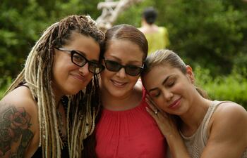 La fotógrafa Angie Monasterio (Argentina), la periodista Angie Pérez (Venezuela) y la actriz y fundadora del proyecto Asia Recovery, Angelly Moncayo (Colombia), posan durante el primer coloquio internacional sobre el Síndrome de ASIA. Las mujeres se reunieron para alertar sobre las consecuencias del llamado síndrome de ASIA, una patología asociada a los implantes mamarios de gel, de silicona o de soluciones salinas, por sus consecuencias nocivas para la salud.